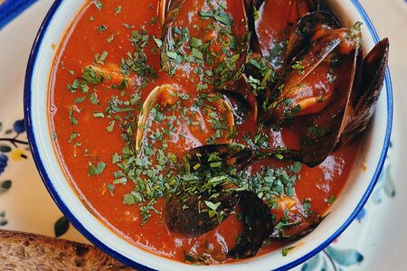 Острый томатный суп с морепродуктами