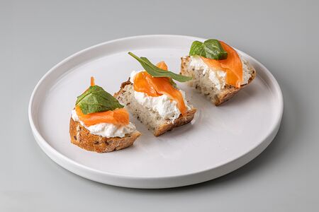 Брускетта с лососем