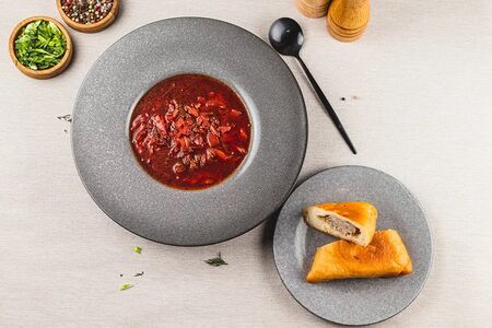 Борщ с говядиной и беляш с мясом
