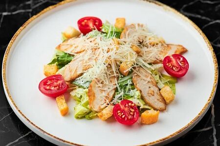 Салат Цезарь с курицей