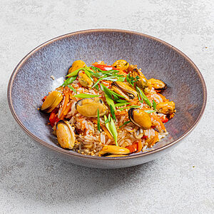 Wok мидии с рисом и сладким чили соусом