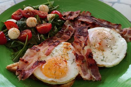 Яйца с беконом на хрустящем тосте