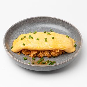 Тайский омлет с креветками, рисом и овощами