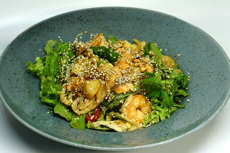 Салат Ромен с артишоками и морепродуктами