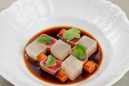 Татаки из тунца с маринованной дыней и бататом