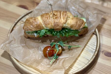 Круассан со слабосоленой форелью и творожным сыром