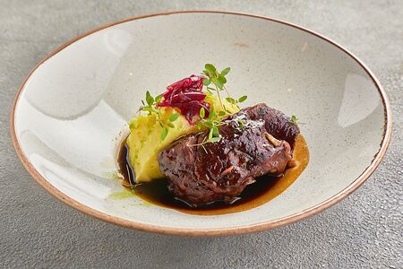 Говяжьи щёчки с картофельным пюре и соусом из квасного сусла