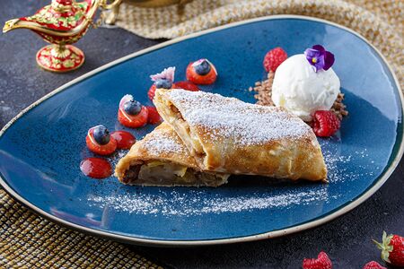 Штрудель с яблоками 