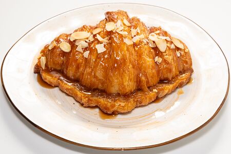 Круассан свежеиспечённый с солёной карамелью
