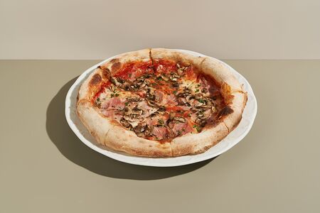 Пицца с ветчиной и грибами