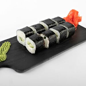 Ролл с огурцом и сливочным сыром