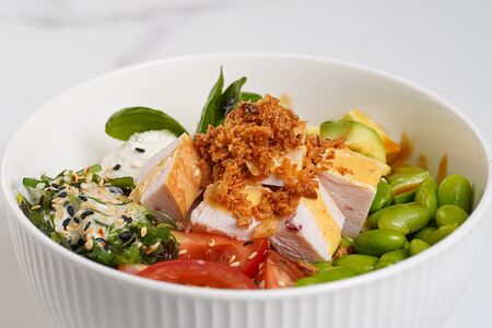 Поке с копчёной курицей и луком фри