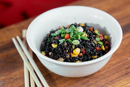 Черный рис с овощами 