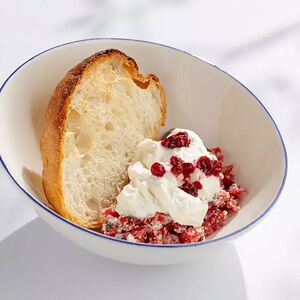 Тартар из говядины со страчателлой, брусникой и чиабаттой