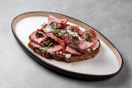 Брускетта с ростбифом