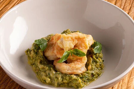 Жареные креветки с гуакамоле