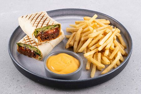 Японская шаверма с говядиной и картофелем фри