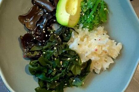 Салат из хрустящих водорослей и грибов