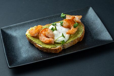 Брускетта с креветкой