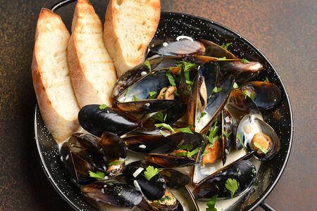 Мидии в сливочном соусе с багетом