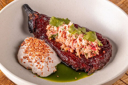 Краб с запеченным баклажаном, йогуртом и соусом черный перец