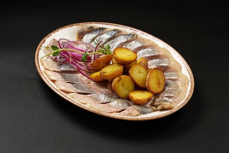 Сельдь слабосоленая с картофелем