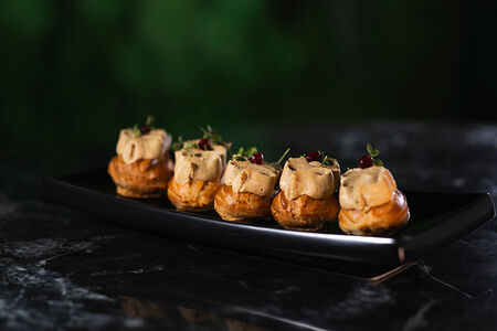 Куриный паштет в эклерах с луковым мармеладом