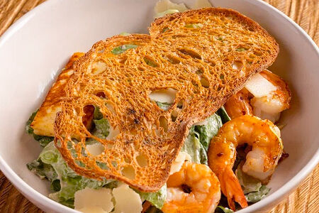 Цезарь с креветками и жареным сыром халуми