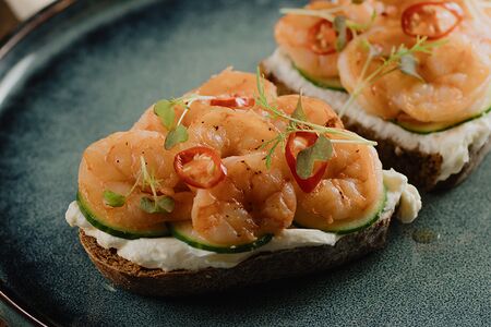 Брускетта с креветками, взбитой рикоттой и огурцом