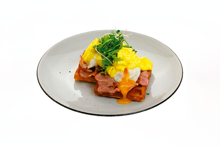 Вафли бенедикт с беконом