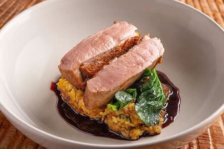 Утка с толченым картофелем и шпинатом