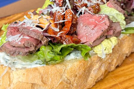 Брускетта с ростбифом