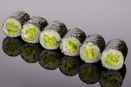 Ролл с авокадо