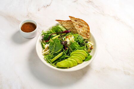 Салат с авокадо, страчателой и ароматным маслом