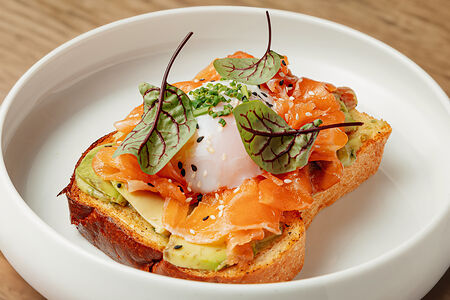Тост с лососем слабой соли, авокадо и яйцом пашот