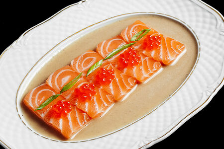 Татаки из опаленного лосося с соевым дрессингом