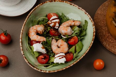 С креветками и авокадо