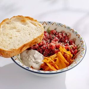 Тартар из говядины с чипсами из батата и трюфельным соусом