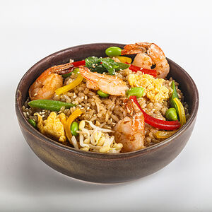Wok рис с яйцом, креветками и бобами