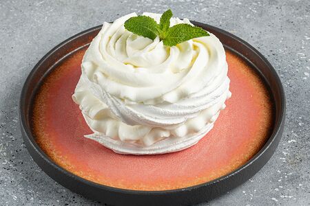 Десерт Павлова с апельсиново-ананасовым конфи