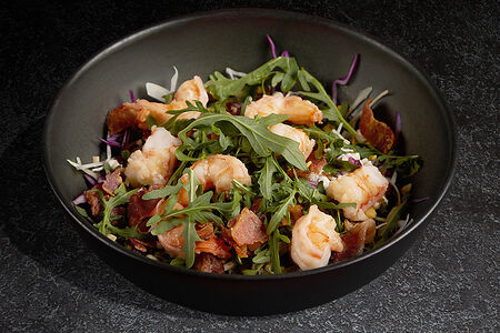 Хрустящий салат с креветками, беконом и карамельным арахисом