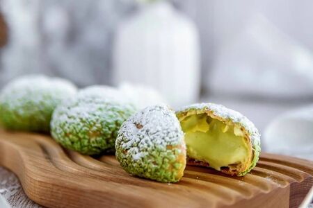 Пирожное Шу фисташка