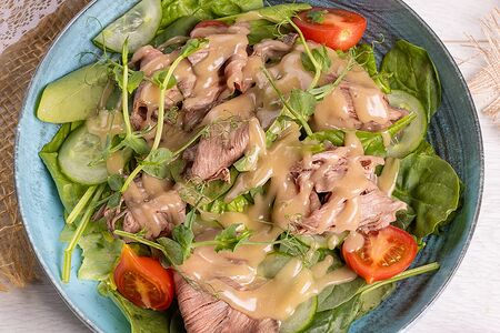 Фирменный салат с ростбифом