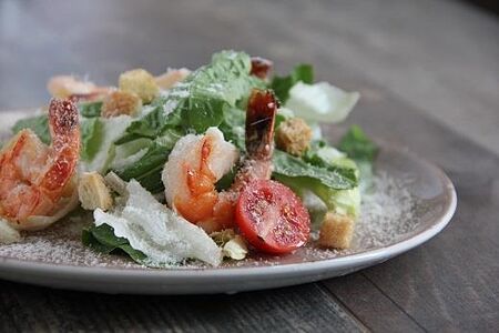 Салат Цезарь с креветками