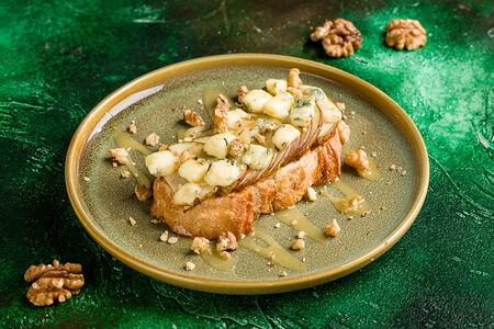 Тост с грушей и голубым сыром