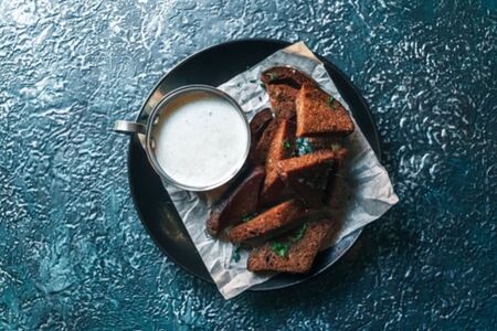 Чесночные бородинские гренки