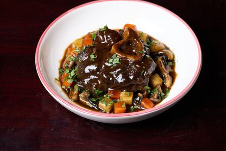 Оссобуко из оленины с овощами