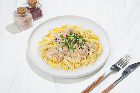 Цыпленок Том ям с пастой фузилли