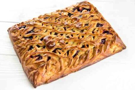 Целый пирог с вишней