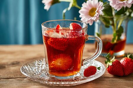 Чай с клубникой и хризантемой